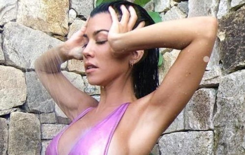 FOTO | Kourtney Kardashian, extrem de sexy în costum de baie. Cum arată vedeta de 39 de ani
