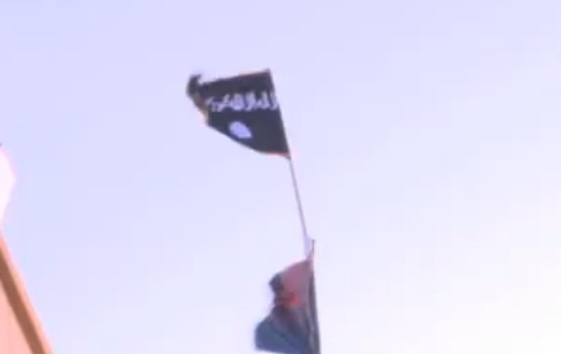 Video | Steagul Al Qaida, arborat pe o clădire din Libia