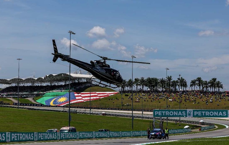 Doi piloți de Moto3, transportați cu elicopterul la spital după un accident grav pe circuitul de la Sepang - VIDEO
