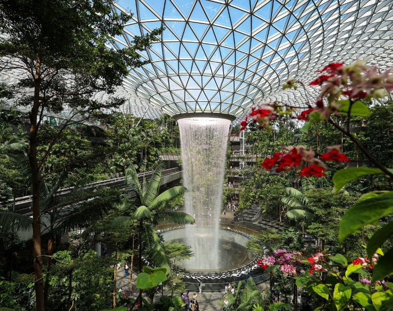 Cel mai frumos aeroport din lume are roboți cu AI care spală podelele, o grădină botanică cu fluturi și o cascadă: „Ai ce face până la decolare”