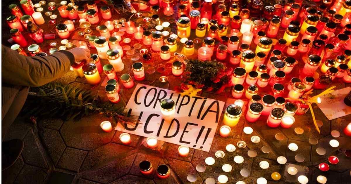 Lumânări aprinse pentru victimele incendiului de la Colectiv