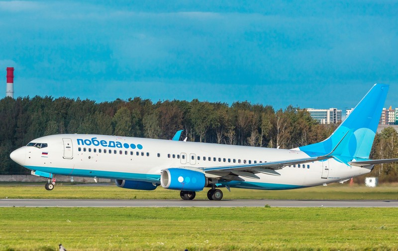 Un pasager dintr-un avion care zbura de la Moscova la Vladivostok a fost reținut pentru că citea o carte în ucraineană
