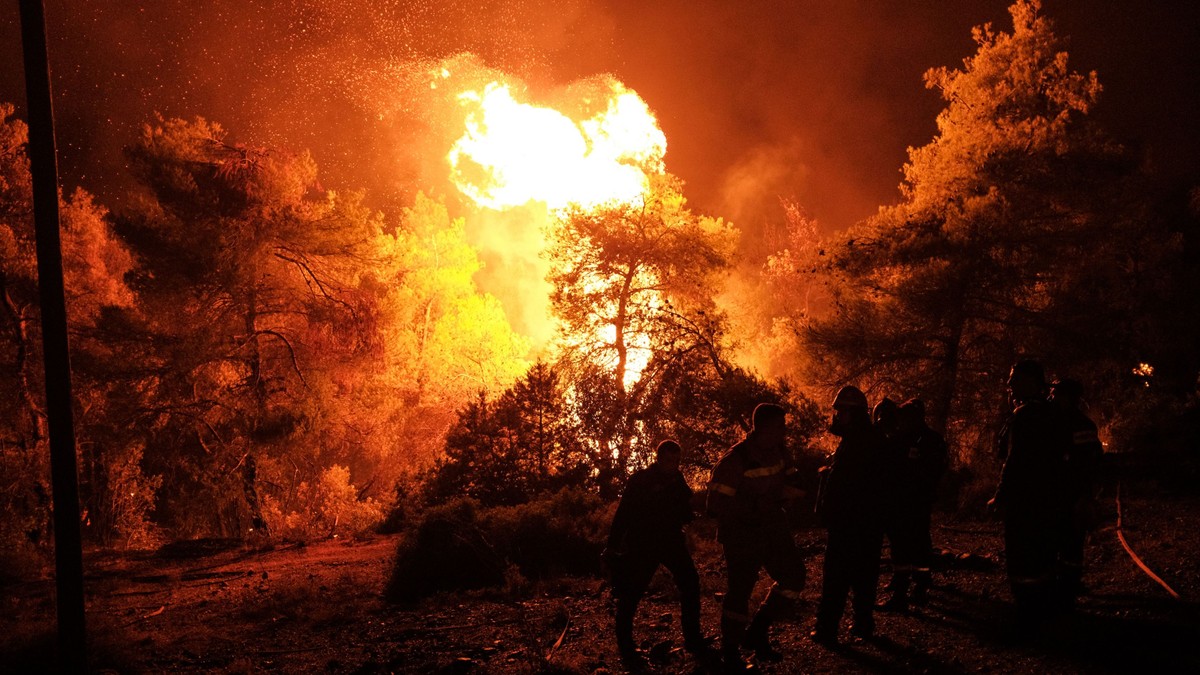 Doi morți în incendiile din Grecia. Pompierii salvatori români, prima misiune, în zona Spathari