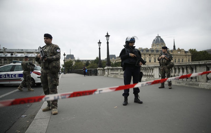 Patru polițiști au fost uciși într-un atac cu cuțitul la sediul central al poliției din Paris