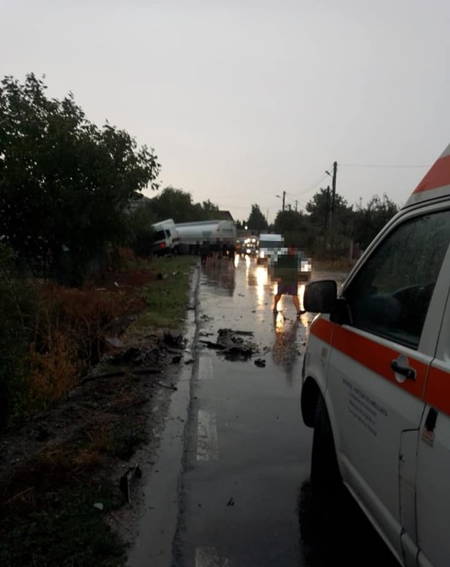 Două persoane au ajuns la spital în urma unui accident între o cisternă și un autoturism, în Giurgiu