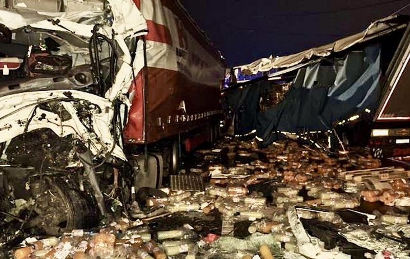 Un șofer de TIR băut a lovit o insulă de calmare a traficului, a intrat pe contrasens și a ucis un coleg camionagiu, pe DN 1, în Bihor