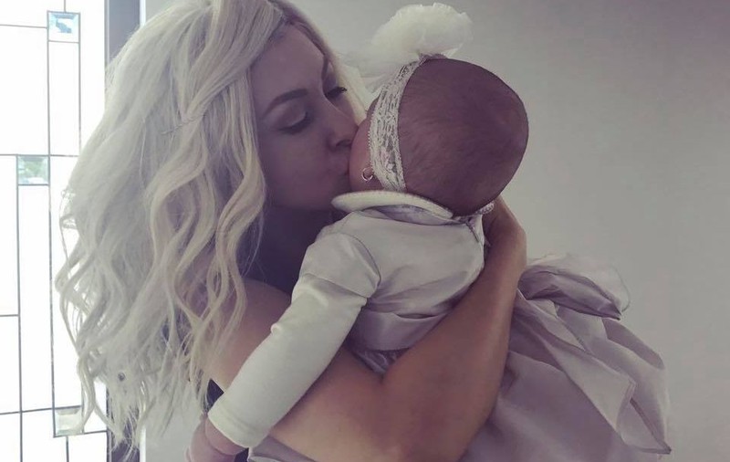Andreea Bălan e gravidă iar! Primele poze cu chipul fetiței ei de doi ani, obținute în exclusivitate de revista Unica