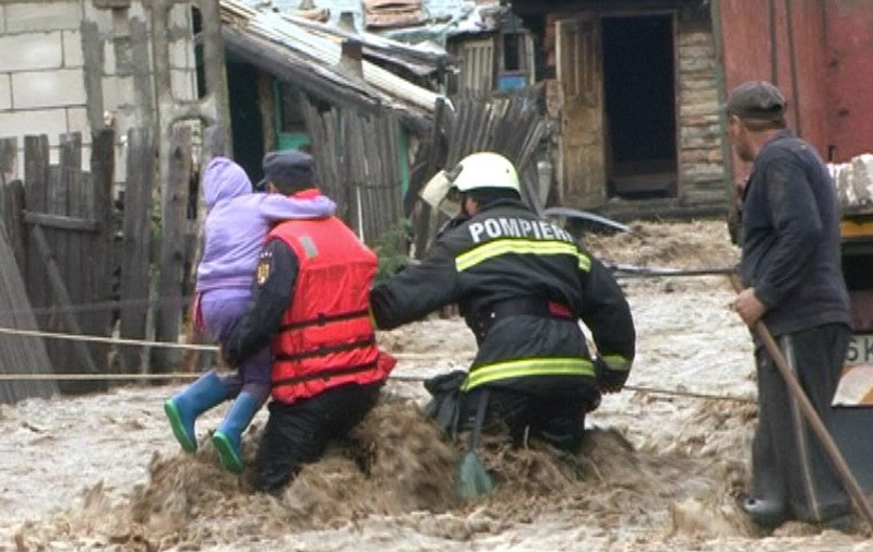 Trei adulți și cinci copii, evacuați în Timiș din cauza viiturilor