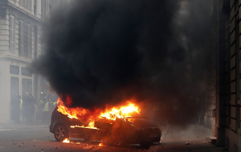 FOTO | Protestul "vestelor galbene" de la Paris în imagini. Cele mai impresionante fotografii surprinse în timpul violențelor din capitala Franței