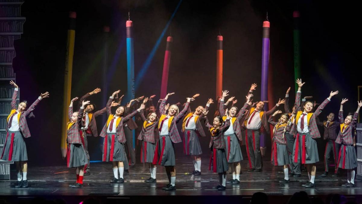 Copii pe scenă în spectacolul Matilda, the Musical, regia Emil Pantelimon, Opera Comică pentru Copii