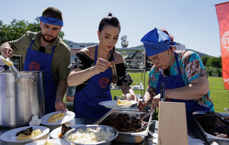 Surpriză pentru concurenții de la MasterChef 2024. Aceștia părăsesc bucătăria și gătesc la sute de kilometri distanță, pentru mai mulți invitați speciali