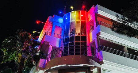 Clădirea Ambasadei României la Nicosia, iluminată în culorile Drapelului Național, de 1 Decembrie | Sursa foto: Ambasada României în Republica Cipru / Facebook.com