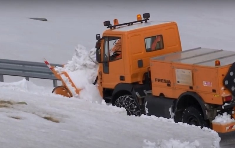 Un șef de la Drumuri Naționale este acuzat că a luat mită 8.000 de lei ca să deszăpezească un tronson al Transalpina