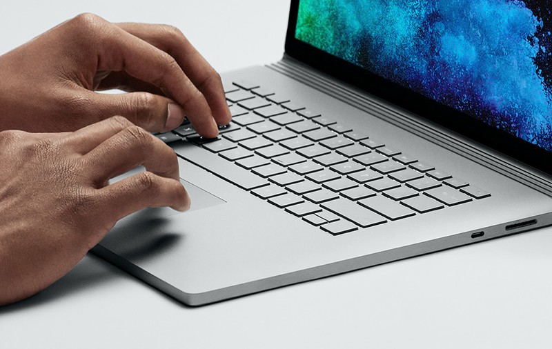 VIDEO | Microsoft a lansat Surface Book 2, acum și în variantă de 15 inchi. Cum arată și cu ce inovații vin noile laptopuri în lupta cu MacBook Pro