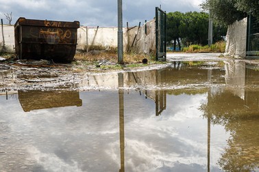Containerul amplasat la intrarea principală în Campo Rom di Japigia
