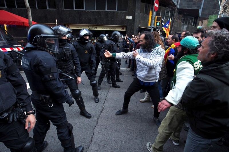Proteste de amploare în Catalonia după arestarea lui Carles Puigdemont