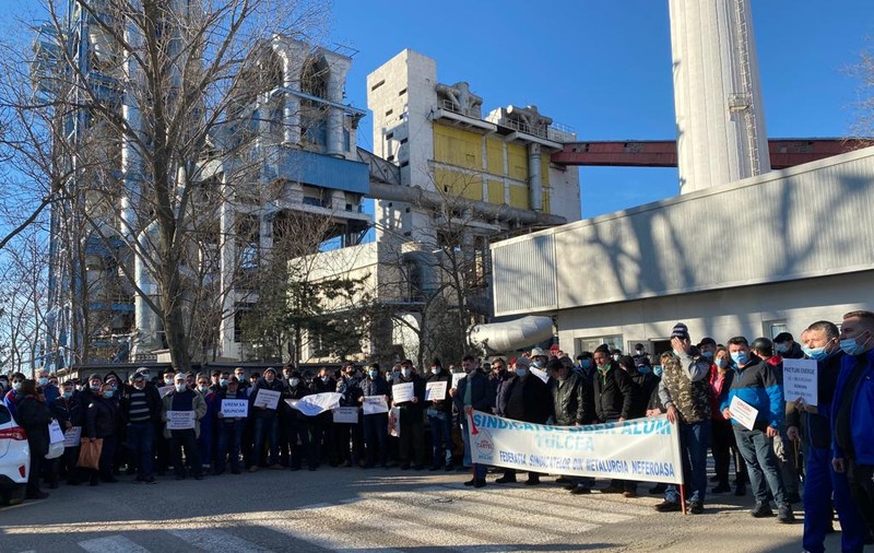 Protest al angajaților ALUM Tulcea, după ce rafinăria a oprit producția, din cauza scumpirii energiei