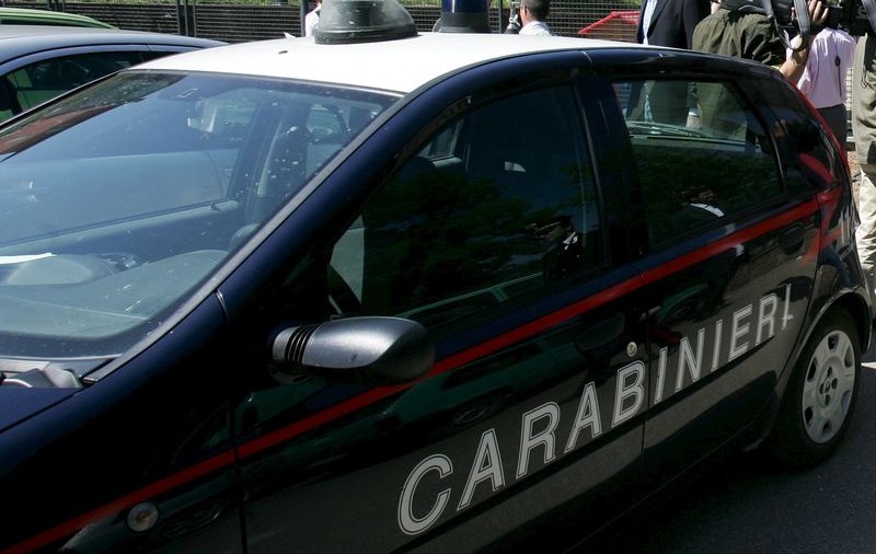 Aproximativ 300 de rromi au atacat un echipaj de poliţie la Roma