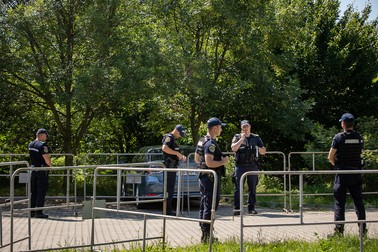 Jandarmii au pus garduri pentru a ţine la distanţă rudele de duba în care e transportat Dincă