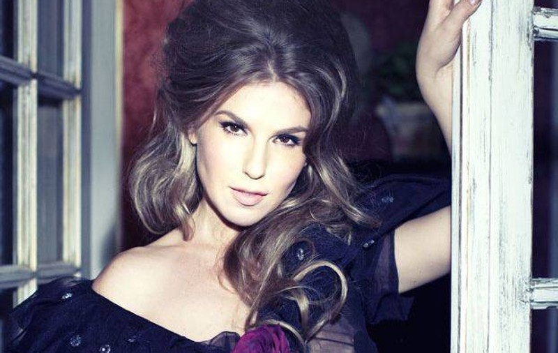 Corina este «Miss Boboc». Uite ce piesă a lansat | VIDEO 
