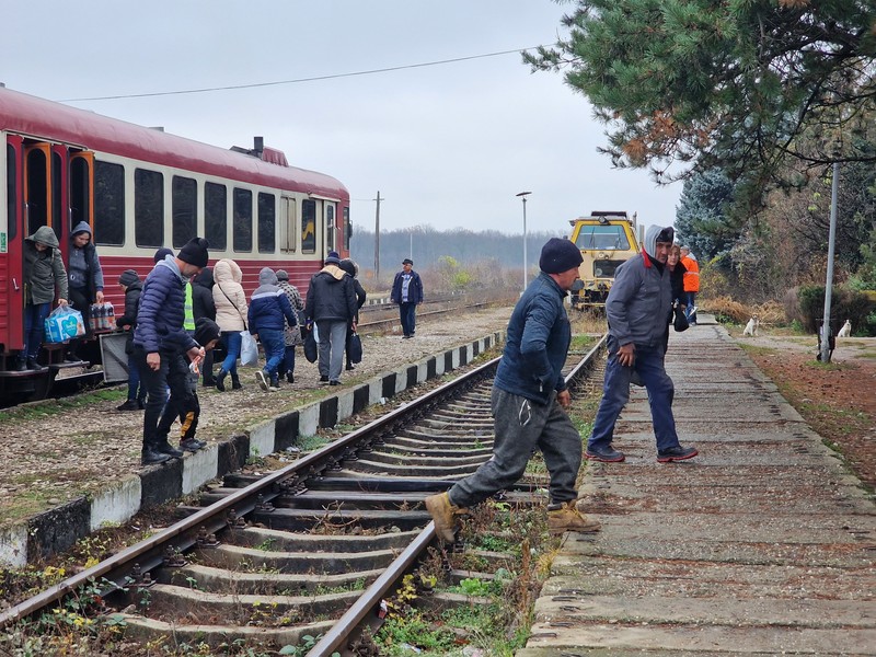 Călătorii preferă să aștepte pe peron decât în gară