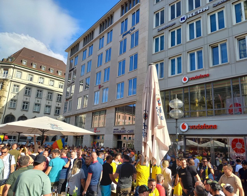 München, pământ românesc. Suporterii tricolorilor au luat cu asalt Marienplatz, „inima” capitalei bavareze, și, apoi, stadionul | FOTO și VIDEO