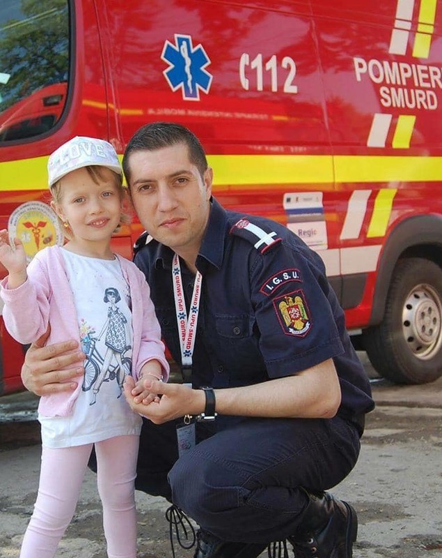 Mesajul emoționant al fiicei unui pompier care se luptă cu incendiul de la fabrica din Alba Iulia. „Chiar dacă tot pleci de acasă, te iert”