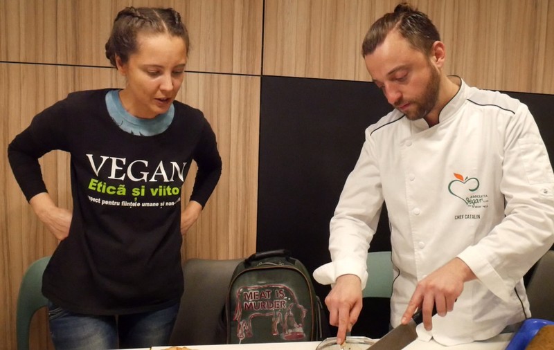 VIDEO/ Ce mănâncă veganii de Paște. Carne fără carne, pască fără brânză și cozonac fără ouă