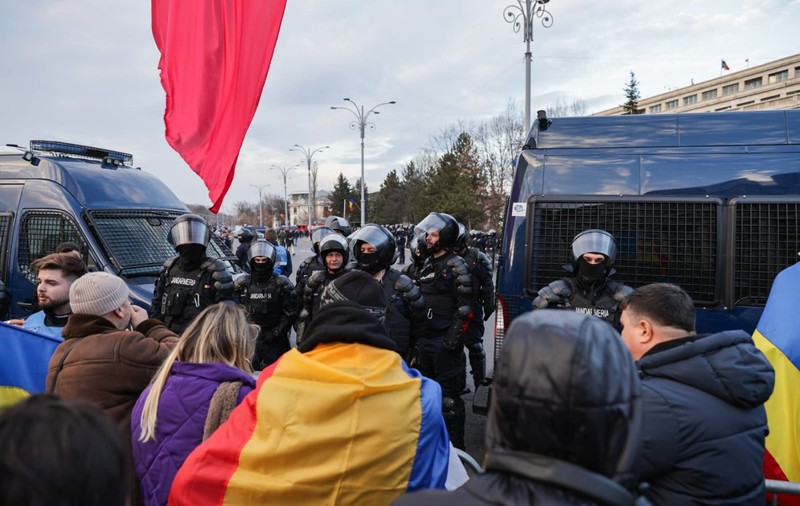 Susținătorii lui Călin Georgescu s-au îmbrâncit cu jandarmii în Piața Victoriei și au aruncat cu petarde și obiecte metalice. Ce amenzi s-au dat