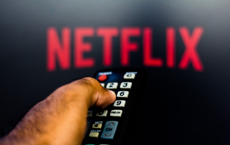 Netflix va restricționa folosirea unui cont de către mai multe persoane