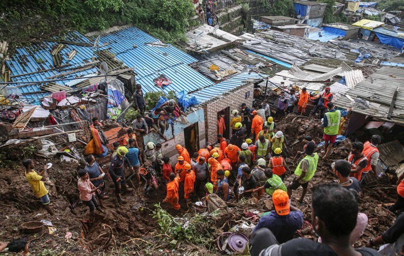 India, devastată de inundații și alunecări de teren. Cel puţin 112 oameni au murit