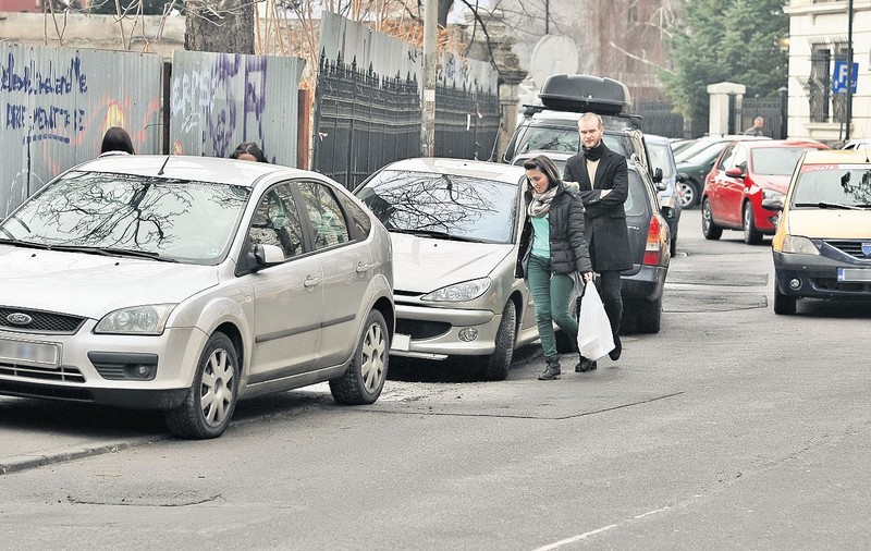 Propunerea senatorului Valeriu Todirașcu de a elibera trotuarele de mașini stârnește controverse printre oamenii legii «Măsura nu se poate aplica în București»