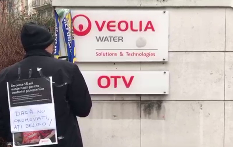 Protest inedit în fața sediului Veolia, din Paris, cu aluzie la FC Petrolul, clubul sponsorizat de francezi: ”Dacă nu promovați, ați belit-o”