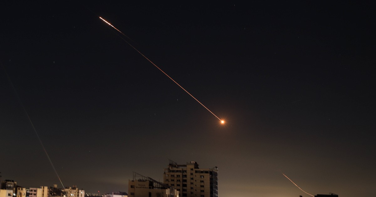 O imagine a rachetelor iraniene văzute pe cerul deasupra Gazei după ce Iranul a lansat atacuri de represalii ca răspuns la atacurile Statelor Unite și Israelului în orașul Gaza, Gaza, pe 1 martie 2026