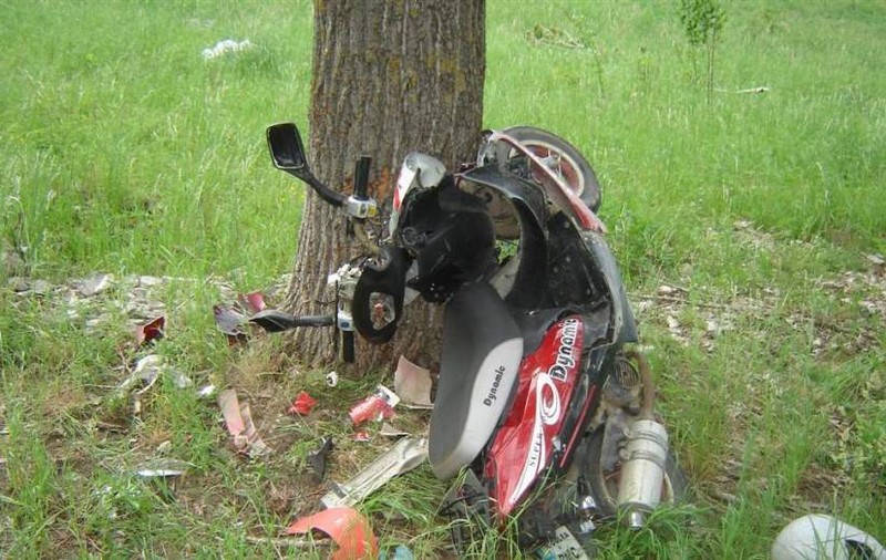 Un bărbat din judeţul Suceava a murit după ce a intrat cu scuterul într-un copac și apoi în stâlpul unei porți