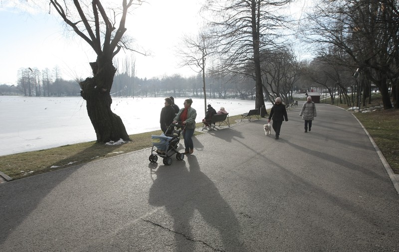 Vrei să înfiezi un copil? Primeşti concediu de un an şi 1.700 de lei pe lună!