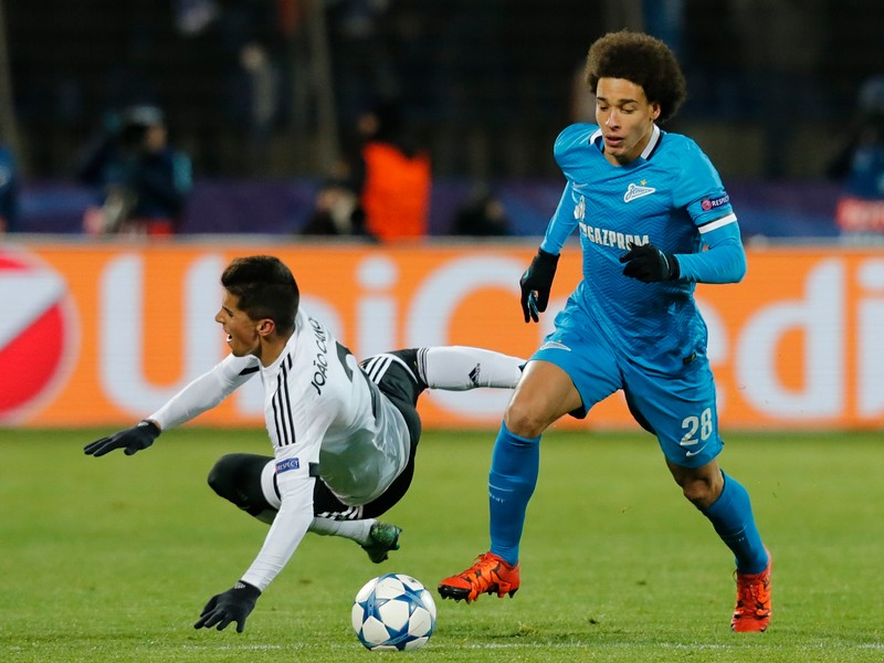 epa05040062 Valencia CF's Joao Cancelo (L) fights for the ball with FC Zenit's Axel Witsel during their UEFA Champions League group H soccer match at the Petrovsky stadium in St. Petersburg, Russia, 24 November 2015. EPA/ANATOLY MALTSEV