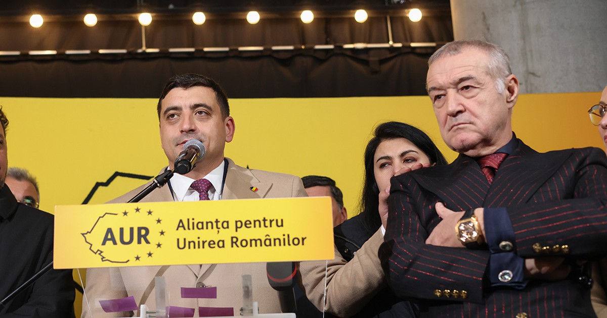 George Simion, președintele AUR și candidatul formațiunii la alegerile prezidențiale, susține declarații de presă alături de membrii partidului după anunțarea rezultatelor exit-poll, în București, 24 noiembrie 2024