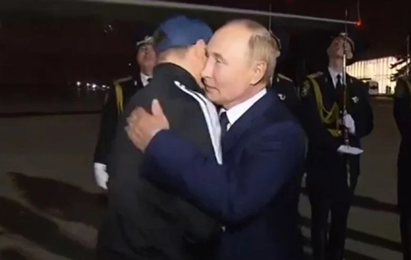„Doi ucigași la Moscova”. De ce a vrut Putin să-l salveze cu orice preț pe asasinul pe care l-a îmbrățișat pe aeroport, după schimbul de prizonieri