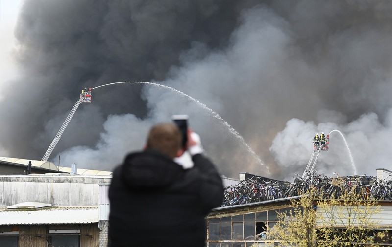 Nor uriaș de fum deasupra orașului Hamburg, după un incendiu la două depozite. „Suntem în beznă”