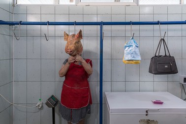 Fotografie din cadrul expoziției LINIA, realizată de Laurian Ghinițoiu