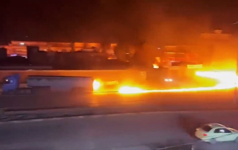Un șofer și-a condus camionul cisternă în flăcări departe de o benzinărie aglomerată, ca să evite o explozie de proporții, în Siria
