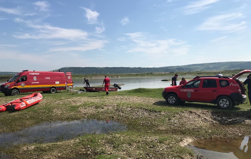 Crimă șocantă în Neamț. Un bărbat este acuzat că și-a ucis și tranșat fiul. Părți din cadavru, descoperite în râul Siret