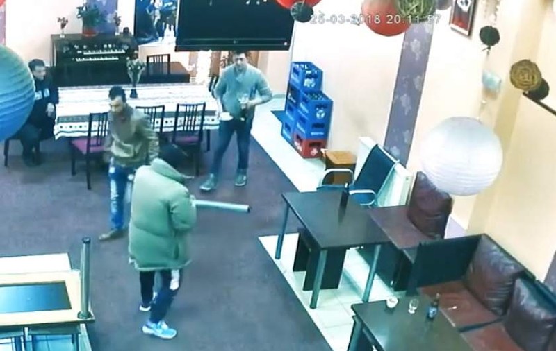 Polițist pupat de un scandalagiu care a devastat un bar din Roman / VIDEO