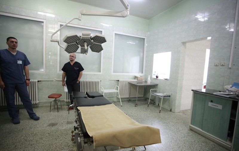 FOTO/ Operație în premieră realizată cu succes de trei medici tineri din Buzău
