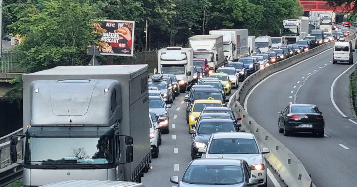 Mașini care circulă bară la bară pe DN1