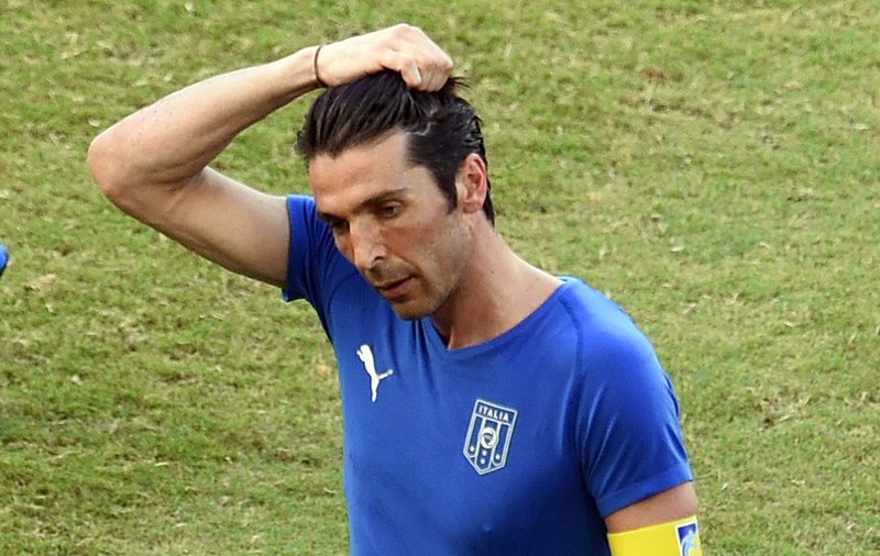 FOTO / Gigi Buffon nu se mai ascunde. ^S-a sărutat pe stradă cu noua iubită