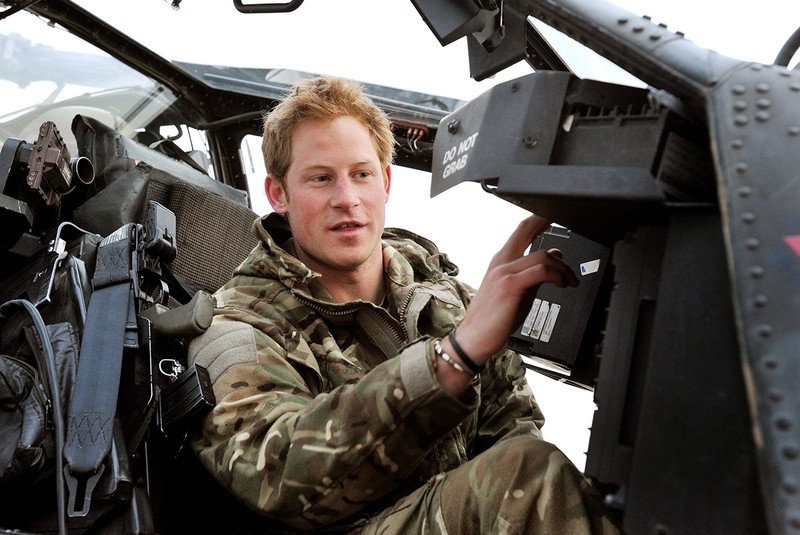 Prințul Harry, sau căpitanul Wales, așa cum este cunoscut în armata britanică, efectuându-și controalele de pre-zbor în cabina de pilotaj al elicopterului de luptă Apache, la baza Camp Bastion din sudul Afganistanului, 12 decembrie 2012. Foto: EPA