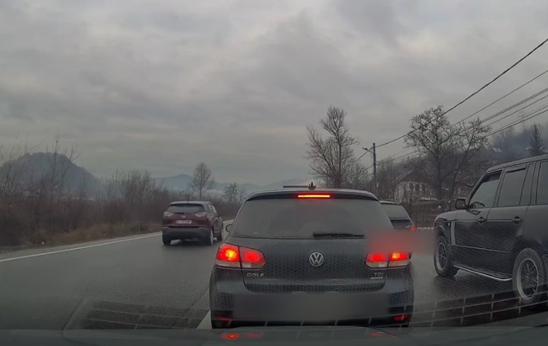 Inconștiență pe DN 1: Cum a fentat un șofer coloana de mașini de pe Valea Prahovei