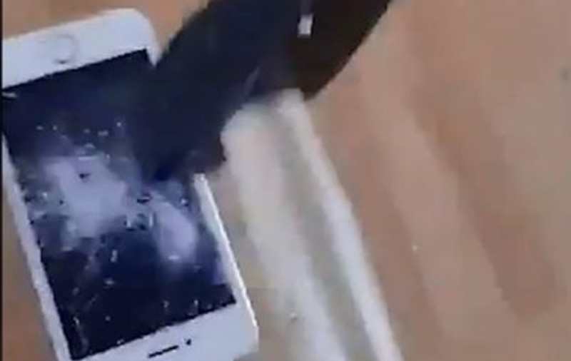 VIDEO | Turcii își distrug iPhone-urile la cererea lui Erdogan